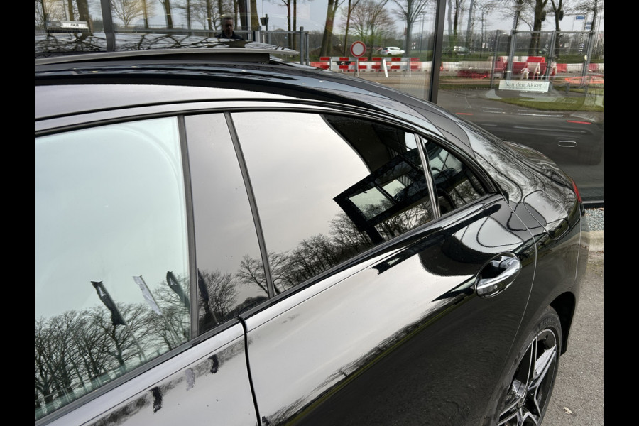 Mercedes-Benz CLA-Klasse 250e AMG // Panoramadak // Carplay // MultiBeam LED // Sfeerverlichting // Night pakket // Keyless // 18" AMG