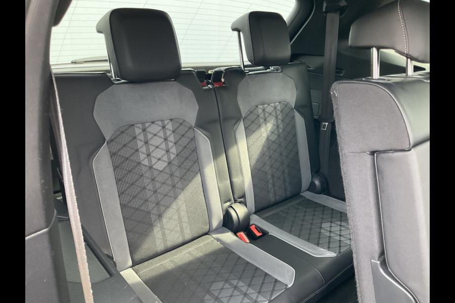 Volkswagen Tiguan Allspace 1.5 TSI R-Line 7p. Pano.dak Stoelverw. Carplay Business+