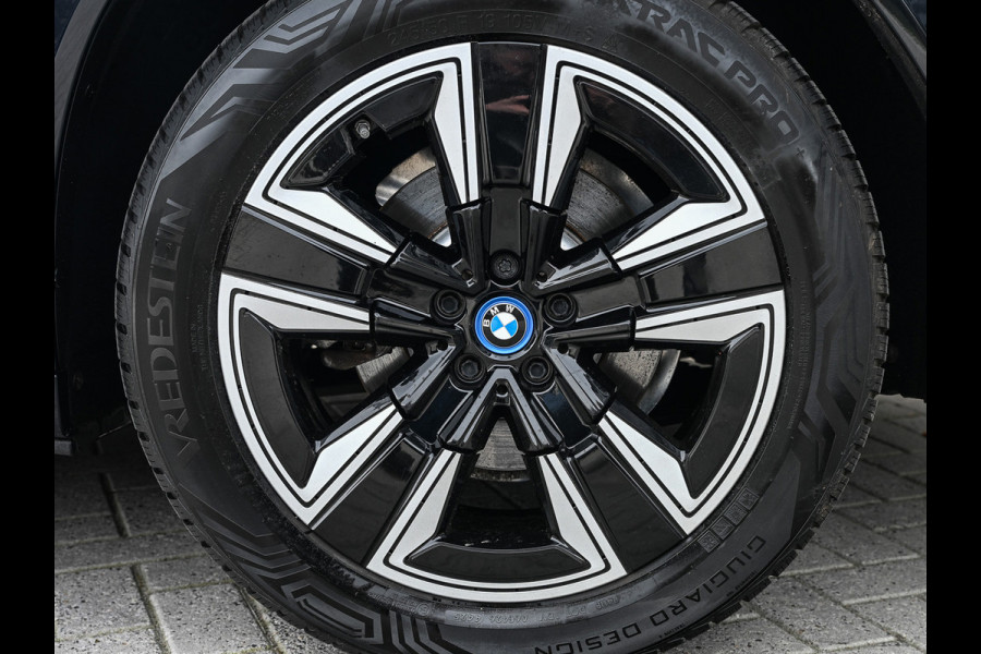 BMW iX3 High Executive 80 kWh | NL-Auto | M-Sport | Comfort access | Panorama dak | Trekhaak | Head-up | Active cruise | 360 Camera | Am