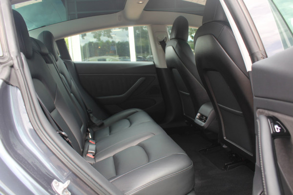 Tesla Model 3 Standard RWD Plus 60 kWh / Autopilot / Panoramadak / Camera / Premium Audio / 18'' / Leder / Stoelverwarming