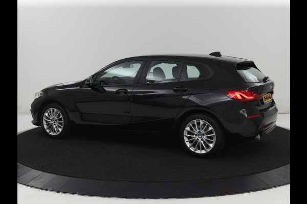 BMW 1-serie 120i Business Edition Plus | Leder | Sportstoelen | Carplay | Stoelverwarming | Live Cockpit | Parkeerhulp | Climate control