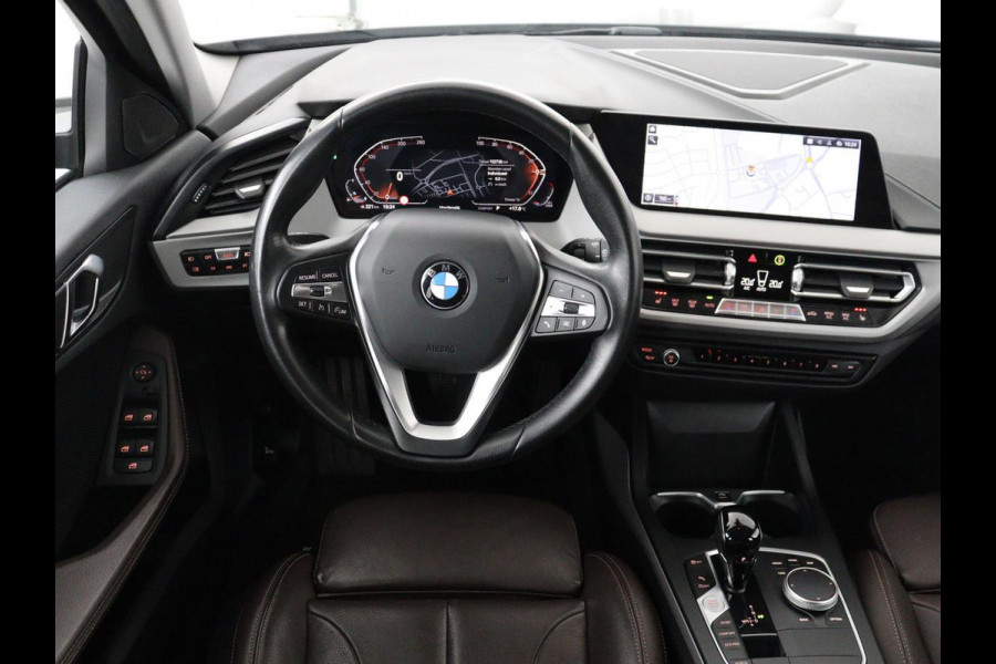 BMW 1-serie 120i Business Edition Plus | Leder | Sportstoelen | Carplay | Stoelverwarming | Live Cockpit | Parkeerhulp | Climate control