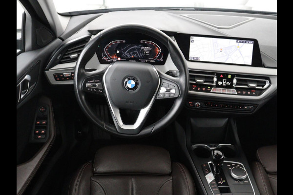 BMW 1-serie 120i Business Edition Plus | Leder | Sportstoelen | Carplay | Stoelverwarming | Live Cockpit | Parkeerhulp | Climate control