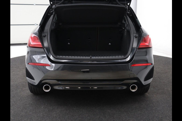 BMW 1-serie 120i Business Edition Plus | Leder | Sportstoelen | Carplay | Stoelverwarming | Live Cockpit | Parkeerhulp | Climate control