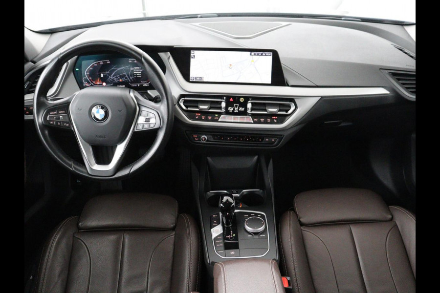 BMW 1-serie 120i Business Edition Plus | Leder | Sportstoelen | Carplay | Stoelverwarming | Live Cockpit | Parkeerhulp | Climate control