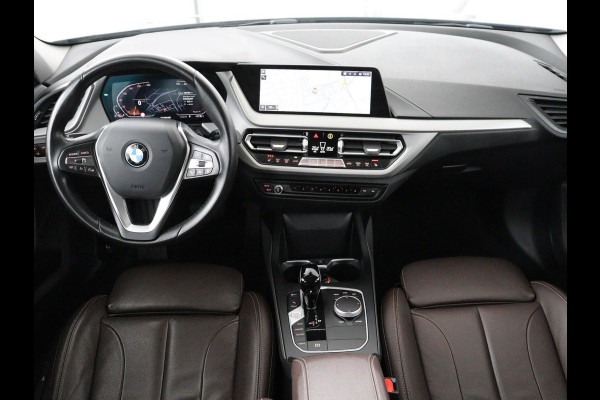 BMW 1-serie 120i Business Edition Plus | Leder | Sportstoelen | Carplay | Stoelverwarming | Live Cockpit | Parkeerhulp | Climate control