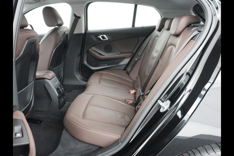 BMW 1-serie 120i Business Edition Plus | Leder | Sportstoelen | Carplay | Stoelverwarming | Live Cockpit | Parkeerhulp | Climate control