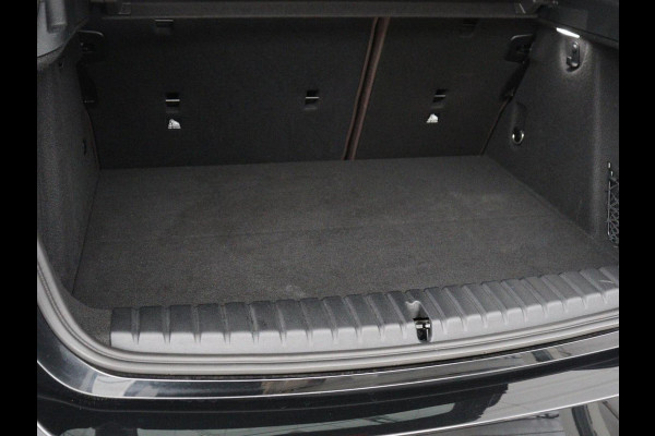 BMW 1-serie 120i Business Edition Plus | Leder | Sportstoelen | Carplay | Stoelverwarming | Live Cockpit | Parkeerhulp | Climate control