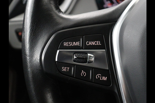 BMW 1-serie 120i Business Edition Plus | Leder | Sportstoelen | Carplay | Stoelverwarming | Live Cockpit | Parkeerhulp | Climate control