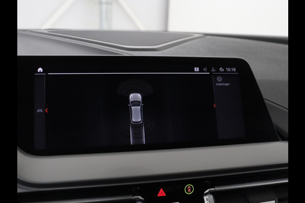 BMW 1-serie 120i Business Edition Plus | Leder | Sportstoelen | Carplay | Stoelverwarming | Live Cockpit | Parkeerhulp | Climate control