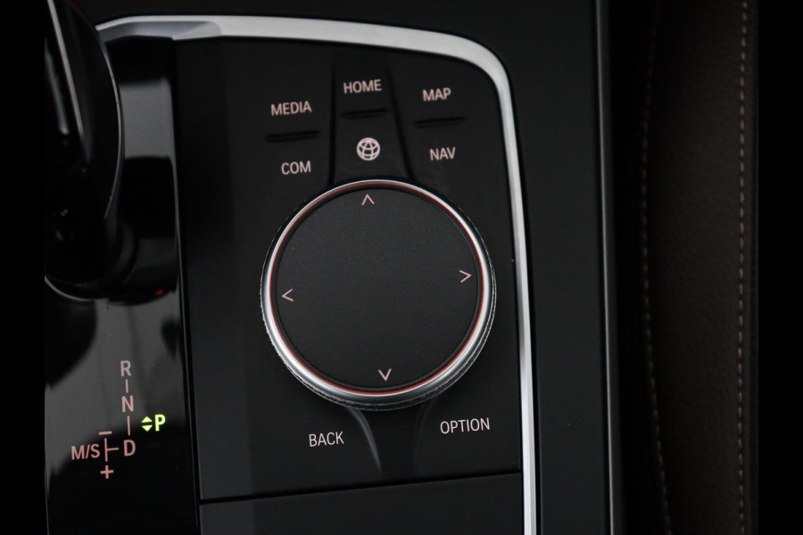 BMW 1-serie 120i Business Edition Plus | Leder | Sportstoelen | Carplay | Stoelverwarming | Live Cockpit | Parkeerhulp | Climate control