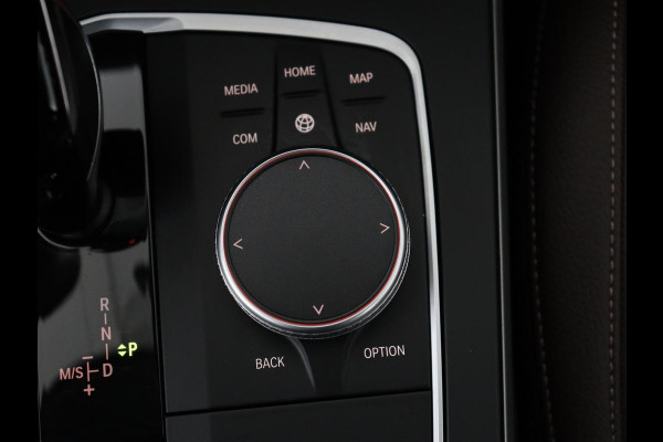 BMW 1-serie 120i Business Edition Plus | Leder | Sportstoelen | Carplay | Stoelverwarming | Live Cockpit | Parkeerhulp | Climate control