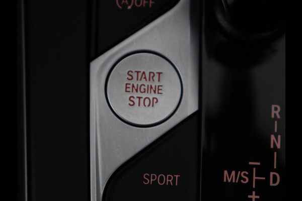 BMW 1-serie 120i Business Edition Plus | Leder | Sportstoelen | Carplay | Stoelverwarming | Live Cockpit | Parkeerhulp | Climate control