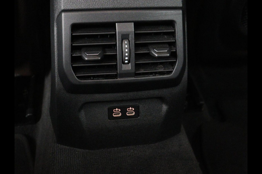 BMW 1-serie 120i Business Edition Plus | Leder | Sportstoelen | Carplay | Stoelverwarming | Live Cockpit | Parkeerhulp | Climate control