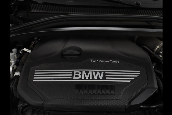 BMW 1-serie 120i Business Edition Plus | Leder | Sportstoelen | Carplay | Stoelverwarming | Live Cockpit | Parkeerhulp | Climate control