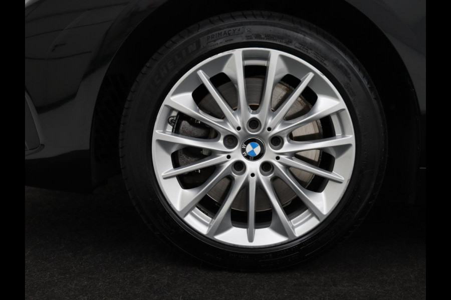 BMW 1-serie 120i Business Edition Plus | Leder | Sportstoelen | Carplay | Stoelverwarming | Live Cockpit | Parkeerhulp | Climate control