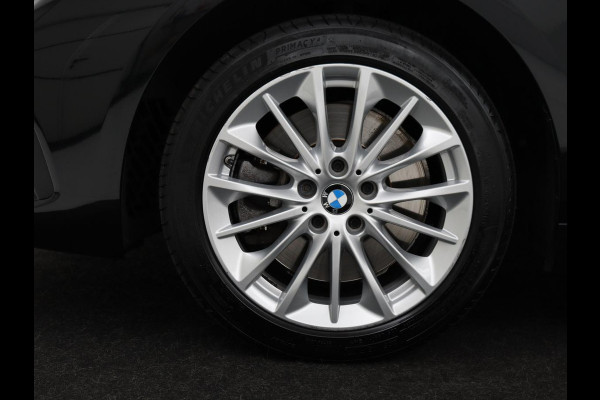BMW 1-serie 120i Business Edition Plus | Leder | Sportstoelen | Carplay | Stoelverwarming | Live Cockpit | Parkeerhulp | Climate control