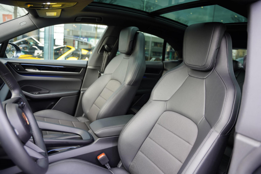 Porsche Macan 4 100 kWh Panoramadak / Passenger Display / RS Spyder Velgen