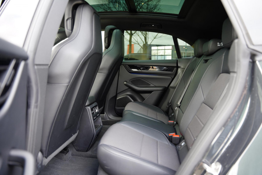 Porsche Macan 4 100 kWh Panoramadak / Passenger Display / RS Spyder Velgen