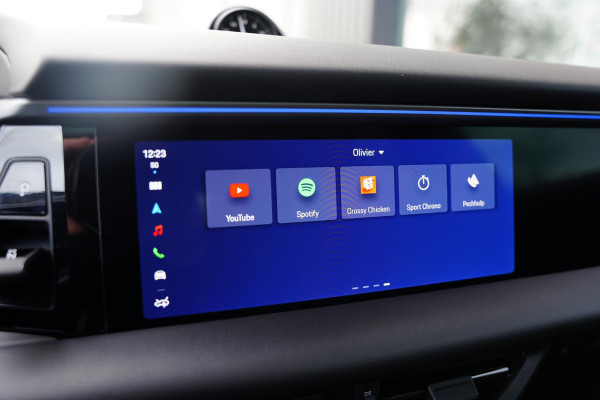 Porsche Macan 4 100 kWh Panoramadak / Passenger Display / RS Spyder Velgen