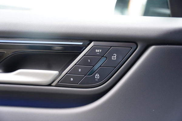 Porsche Macan 4 100 kWh Panoramadak / Passenger Display / RS Spyder Velgen