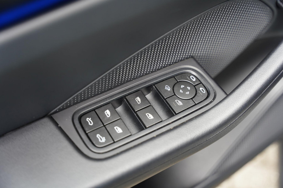 Porsche Macan 4 100 kWh Panoramadak / Passenger Display / RS Spyder Velgen