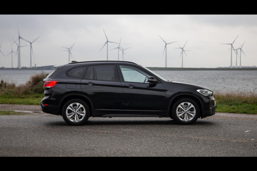 BMW X1 xDrive25e Executive CAMERA / CARPLAY / HEAD UP DISPLAY / LEDER / LED / CRUISE CONTROLE / STOELVERWARMING