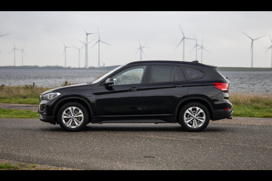 BMW X1 xDrive25e Executive CAMERA / CARPLAY / HEAD UP DISPLAY / LEDER / LED / CRUISE CONTROLE / STOELVERWARMING
