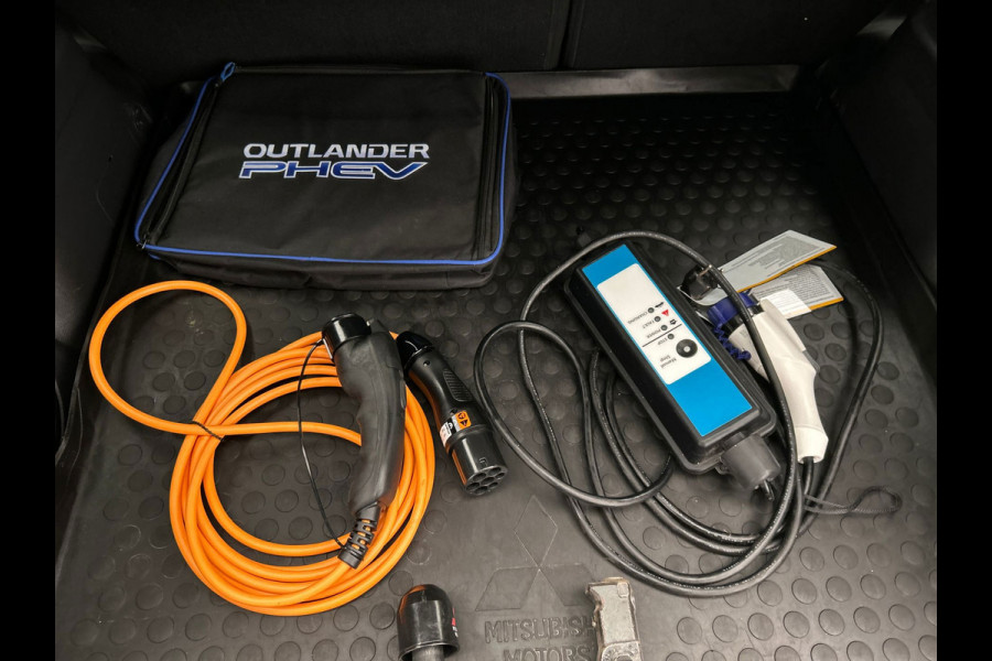 Mitsubishi Outlander 2.4 PHEV Instyle | Origineel NL| Pano/Dak | Keyless | Adaptieve Cruise | Trekhaak | Stuur/Stoelverwarming |