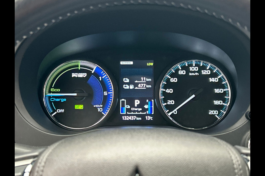 Mitsubishi Outlander 2.4 PHEV Instyle | Origineel NL| Pano/Dak | Keyless | Adaptieve Cruise | Trekhaak | Stuur/Stoelverwarming |