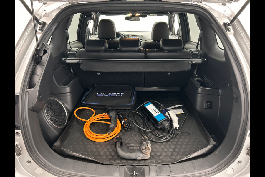 Mitsubishi Outlander 2.4 PHEV Instyle | Origineel NL| Pano/Dak | Keyless | Adaptieve Cruise | Trekhaak | Stuur/Stoelverwarming |