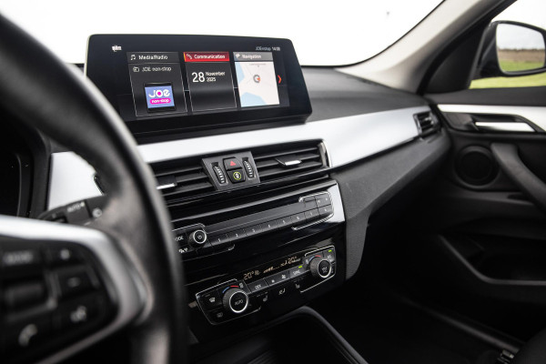 BMW X1 xDrive25e Executive CAMERA / CARPLAY / HEAD UP DISPLAY / LEDER / LED / CRUISE CONTROLE / STOELVERWARMING