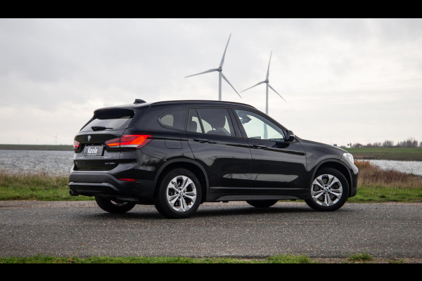 BMW X1 xDrive25e Executive CAMERA / CARPLAY / HEAD UP DISPLAY / LEDER / LED / CRUISE CONTROLE / STOELVERWARMING