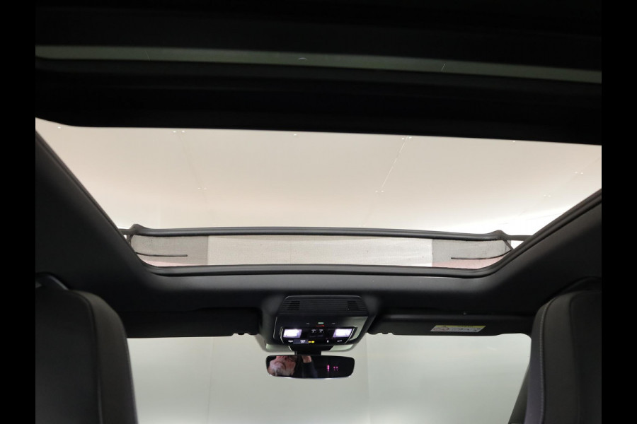 Volkswagen Tayron 1.5 eHybrid R-Line Edition 204 pk Automaat (DSG) | Verlengde garantie | Navigatie | Panoramadak | Trekhaak (wegklapbaar) | Parkeersensoren (Park assist) | Achteruitrijcamera | Stoelverwarming | R-Line |