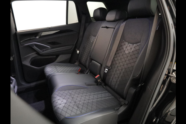 Volkswagen Tayron 1.5 eHybrid R-Line Edition 204 pk Automaat (DSG) | Verlengde garantie | Navigatie | Panoramadak | Trekhaak (wegklapbaar) | Parkeersensoren (Park assist) | Achteruitrijcamera | Stoelverwarming | R-Line |