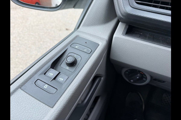 Volkswagen Transporter 2.0 TDI 110PK L2H1 / Trekhaak / App connect / Cruise / 3 zits
