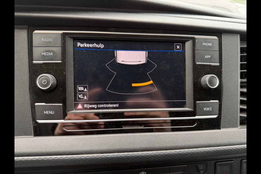 Volkswagen Transporter 2.0 TDI 110PK L2H1 / Trekhaak / App connect / Cruise / 3 zits