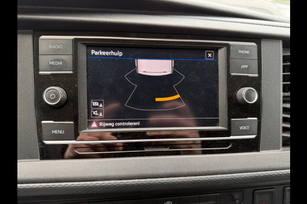 Volkswagen Transporter 2.0 TDI 110PK L2H1 / Trekhaak / App connect / Cruise / 3 zits