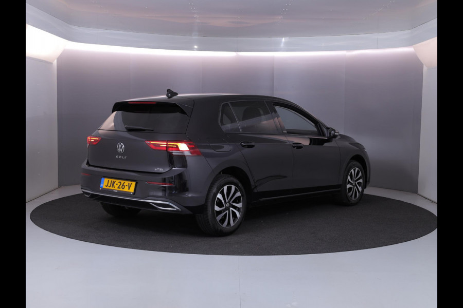 Volkswagen Golf 1.5 eTSI Life Business 130PK DSG | Navigatie | Stoel en stuurverwarming | Parkeersensoren voor en achter |