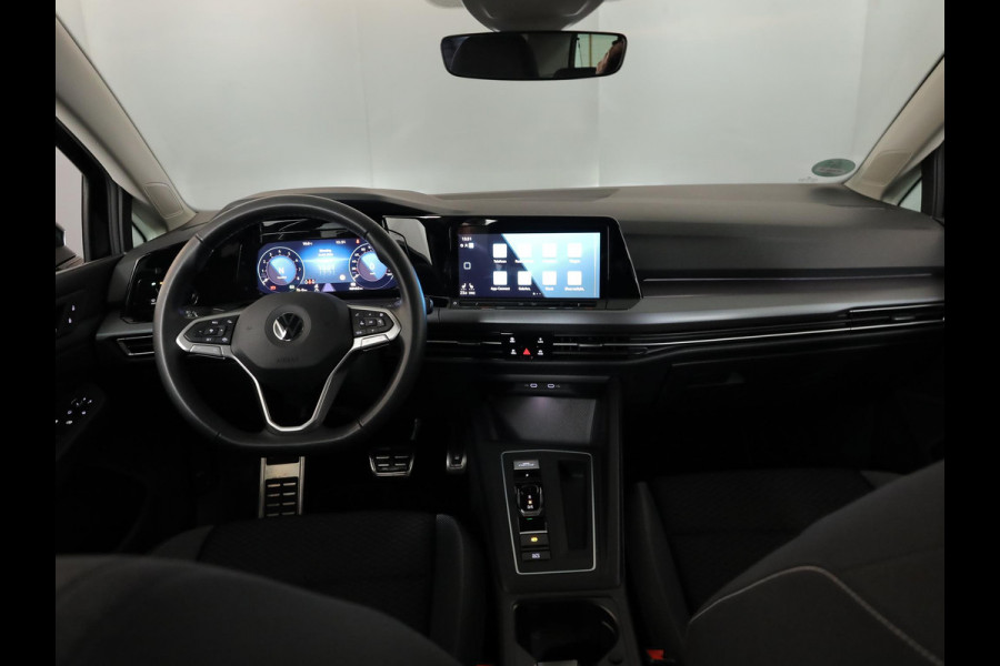 Volkswagen Golf 1.5 eTSI Life Business 130PK DSG | Navigatie | Stoel en stuurverwarming | Parkeersensoren voor en achter |