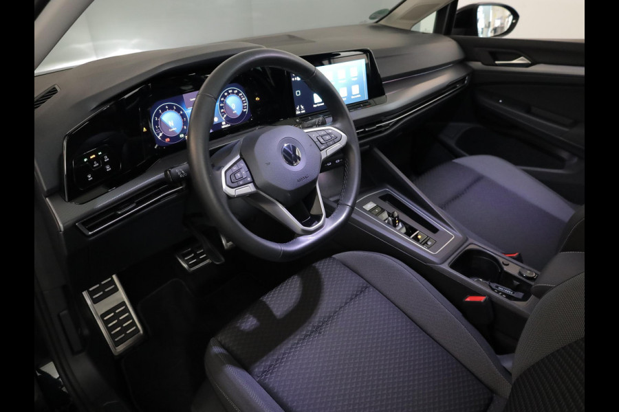 Volkswagen Golf 1.5 eTSI Life Business 130PK DSG | Navigatie | Stoel en stuurverwarming | Parkeersensoren voor en achter |