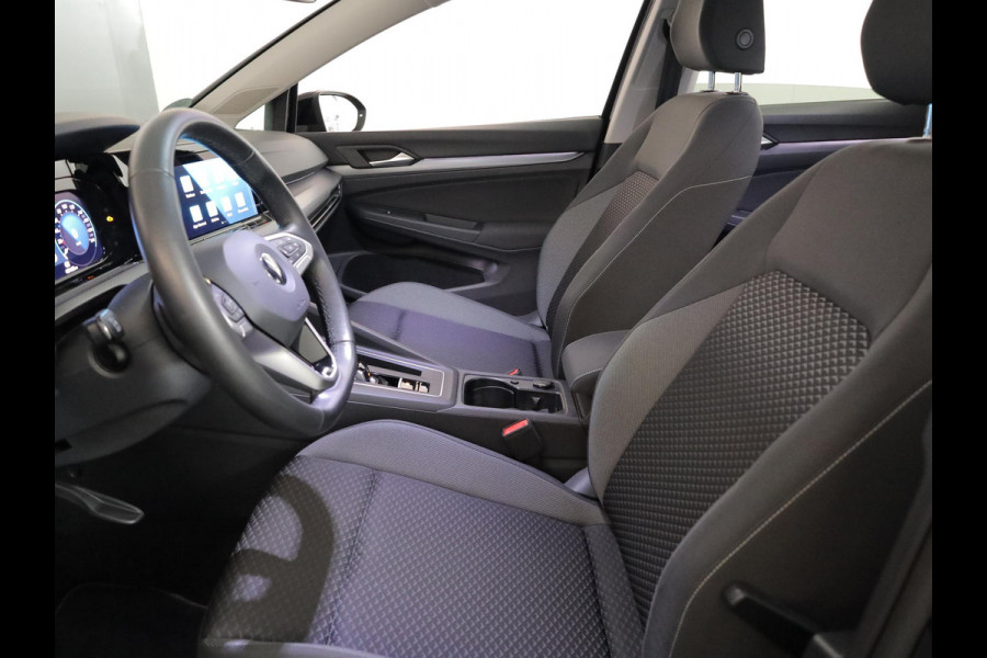 Volkswagen Golf 1.5 eTSI Life Business 130PK DSG | Navigatie | Stoel en stuurverwarming | Parkeersensoren voor en achter |