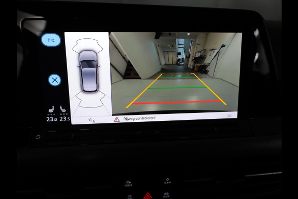 Volkswagen Golf 1.5 eTSI Life Business 130PK DSG | Navigatie | Stoel en stuurverwarming | Parkeersensoren voor en achter |
