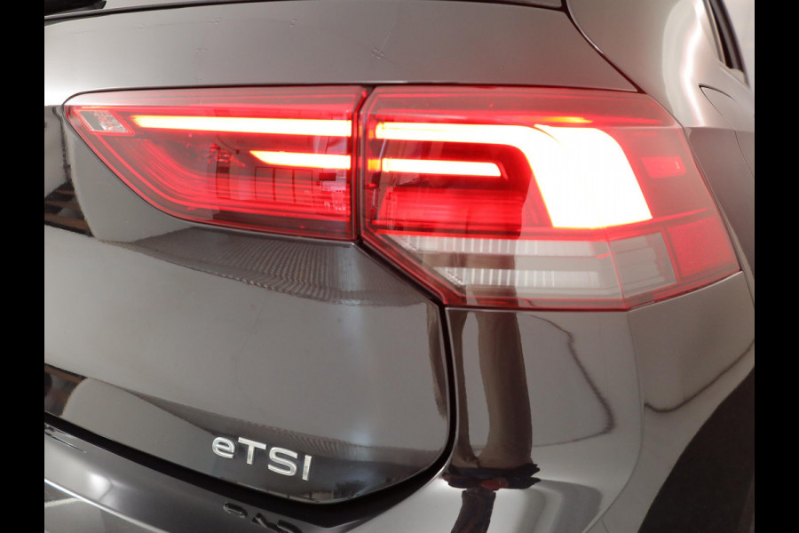 Volkswagen Golf 1.5 eTSI Life Business 130PK DSG | Navigatie | Stoel en stuurverwarming | Parkeersensoren voor en achter |