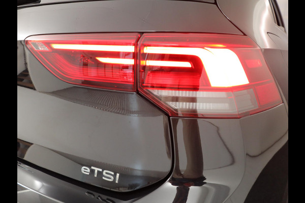 Volkswagen Golf 1.5 eTSI Life Business 130PK DSG | Navigatie | Stoel en stuurverwarming | Parkeersensoren voor en achter |