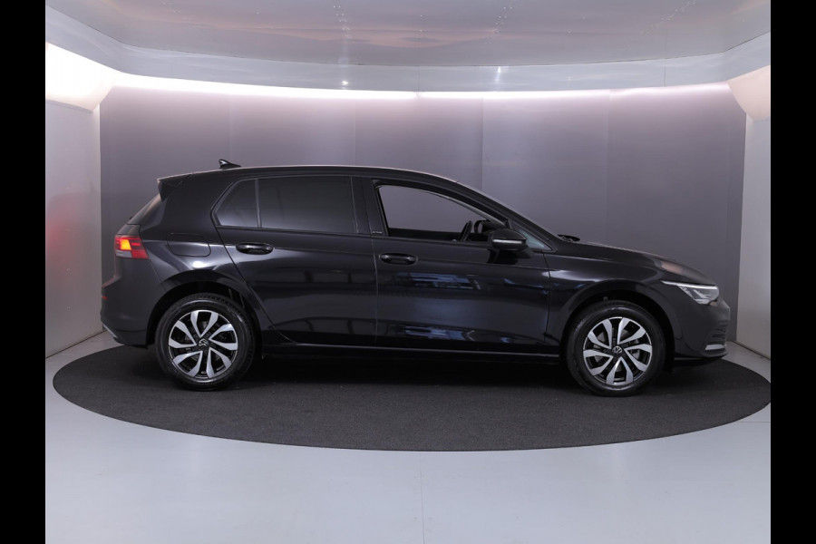 Volkswagen Golf 1.5 eTSI Life Business 130PK DSG | Navigatie | Stoel en stuurverwarming | Parkeersensoren voor en achter |