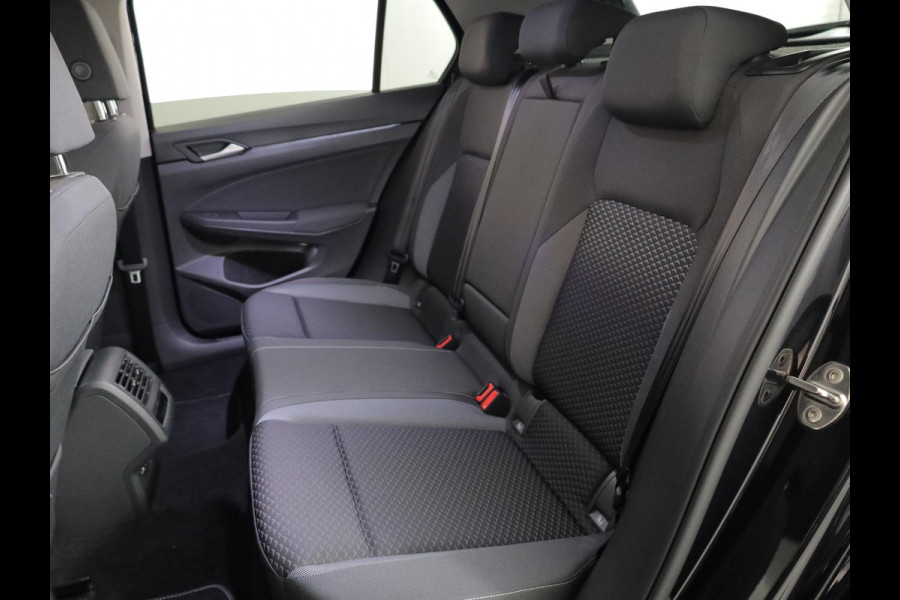Volkswagen Golf 1.5 eTSI Life Business 130PK DSG | Navigatie | Stoel en stuurverwarming | Parkeersensoren voor en achter |