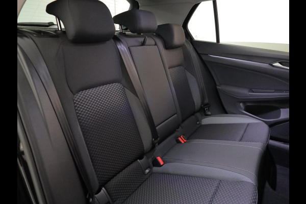 Volkswagen Golf 1.5 eTSI Life Business 130PK DSG | Navigatie | Stoel en stuurverwarming | Parkeersensoren voor en achter |