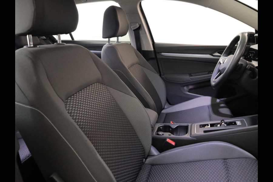 Volkswagen Golf 1.5 eTSI Life Business 130PK DSG | Navigatie | Stoel en stuurverwarming | Parkeersensoren voor en achter |