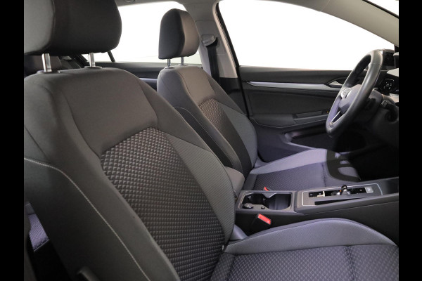 Volkswagen Golf 1.5 eTSI Life Business 130PK DSG | Navigatie | Stoel en stuurverwarming | Parkeersensoren voor en achter |